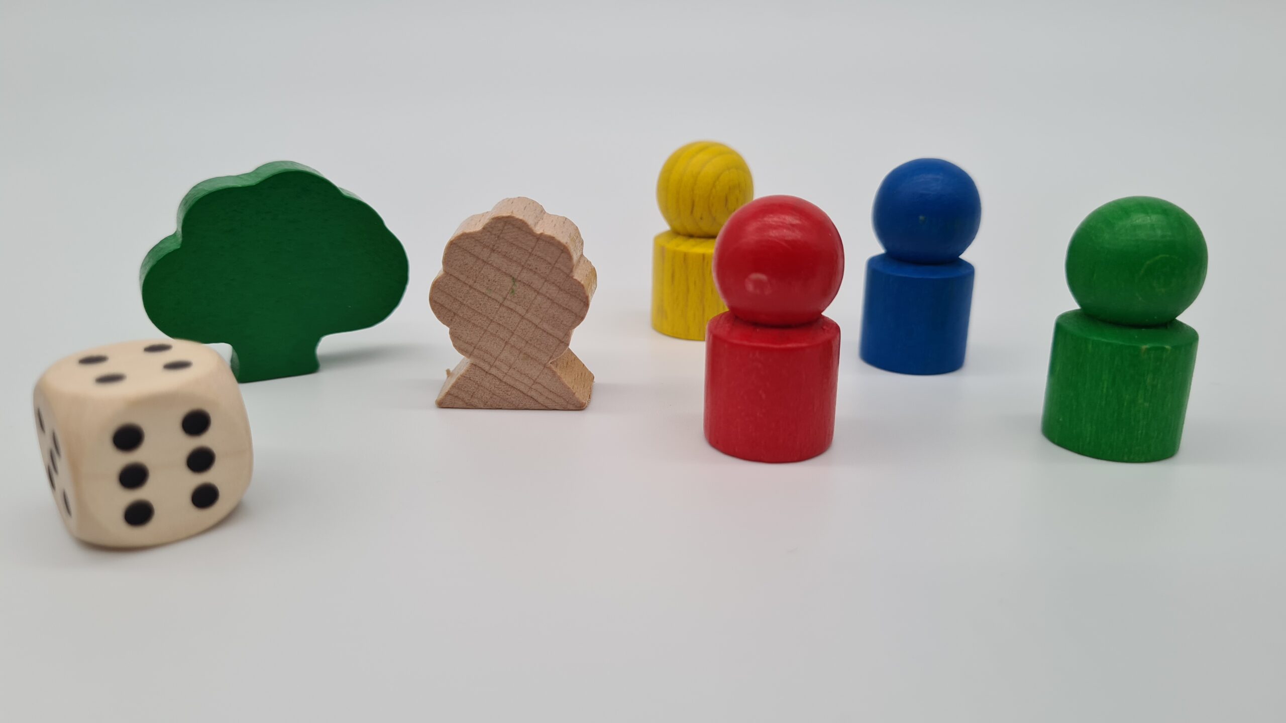 Spielfiguren Mit Wuerfel Scaled